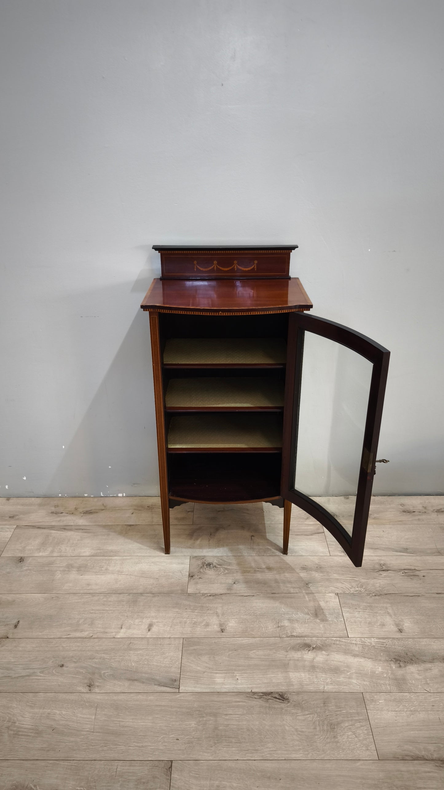 92557 Vetrinetta in legno con sportello bombato