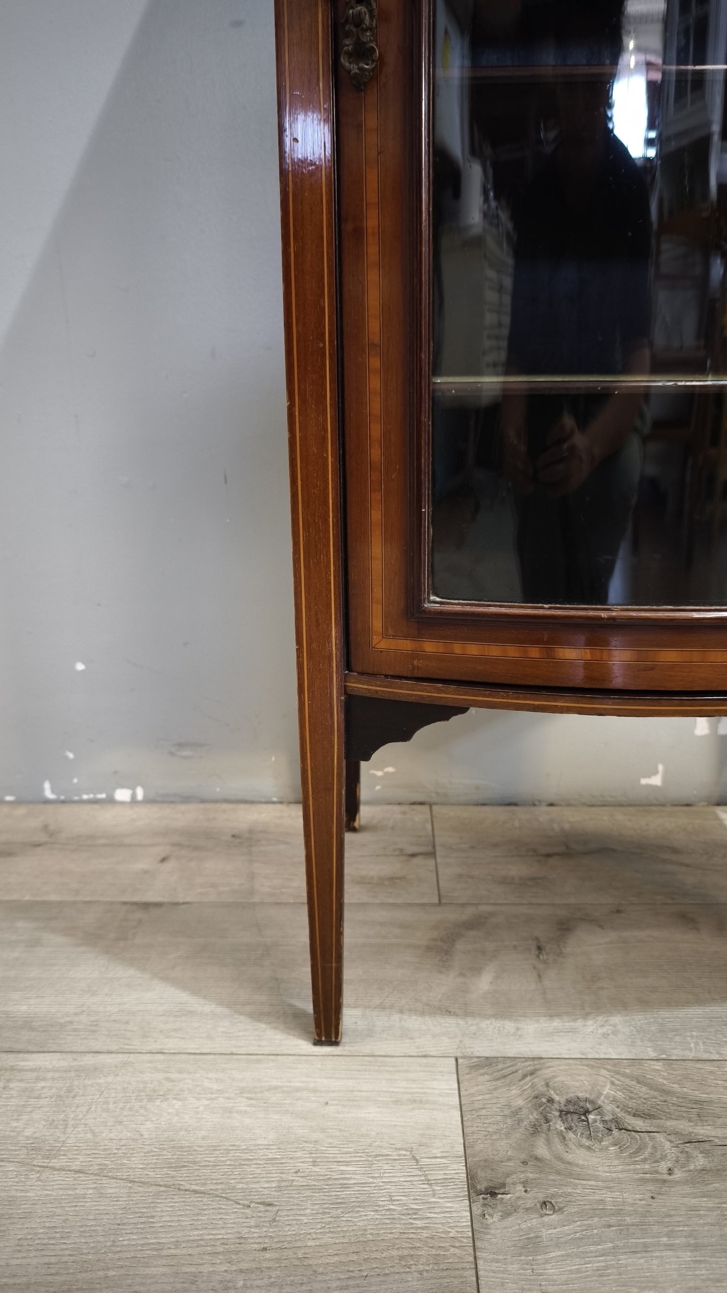 92557 Vetrinetta in legno con sportello bombato