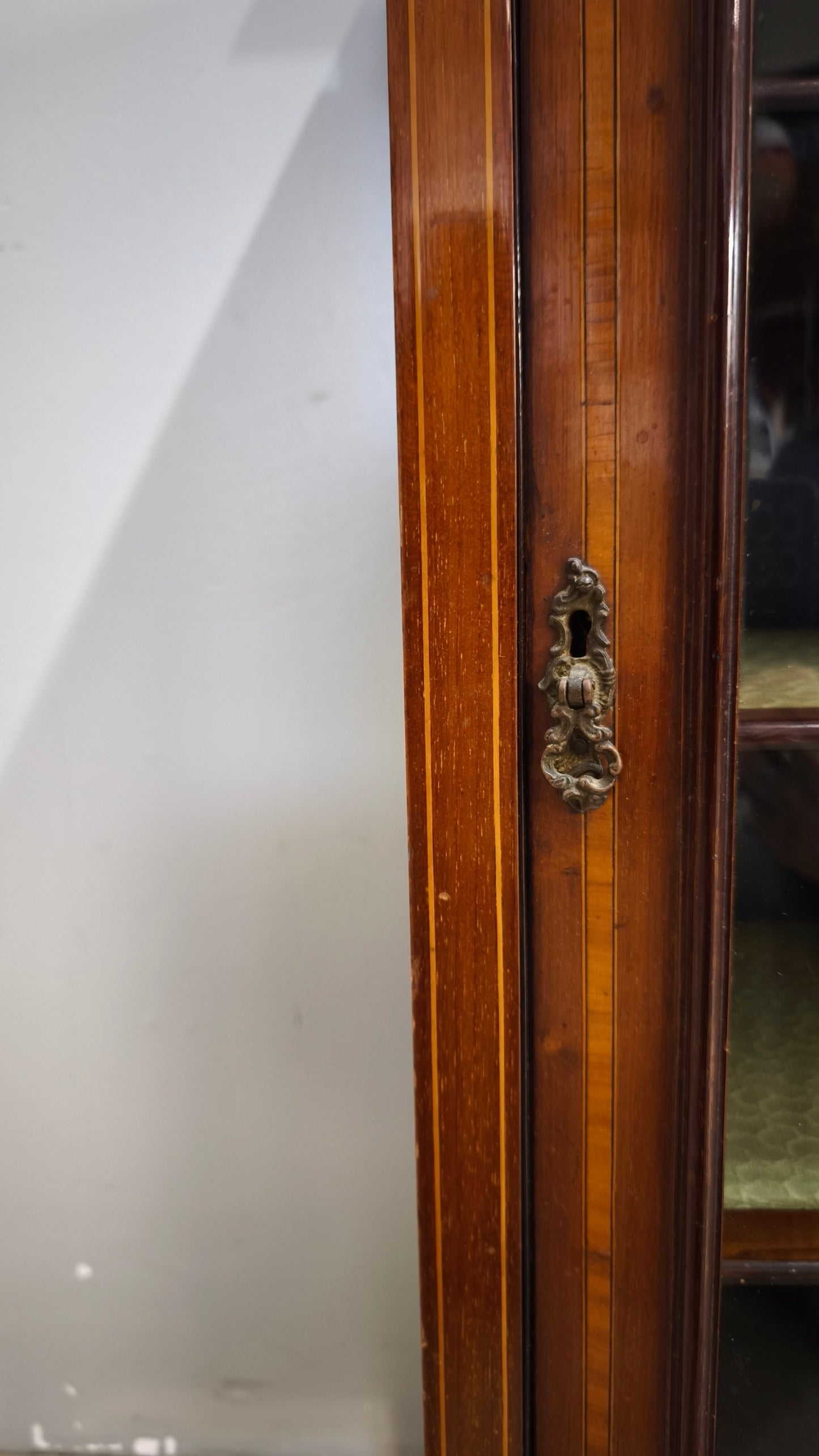92557 Vetrinetta in legno con sportello bombato