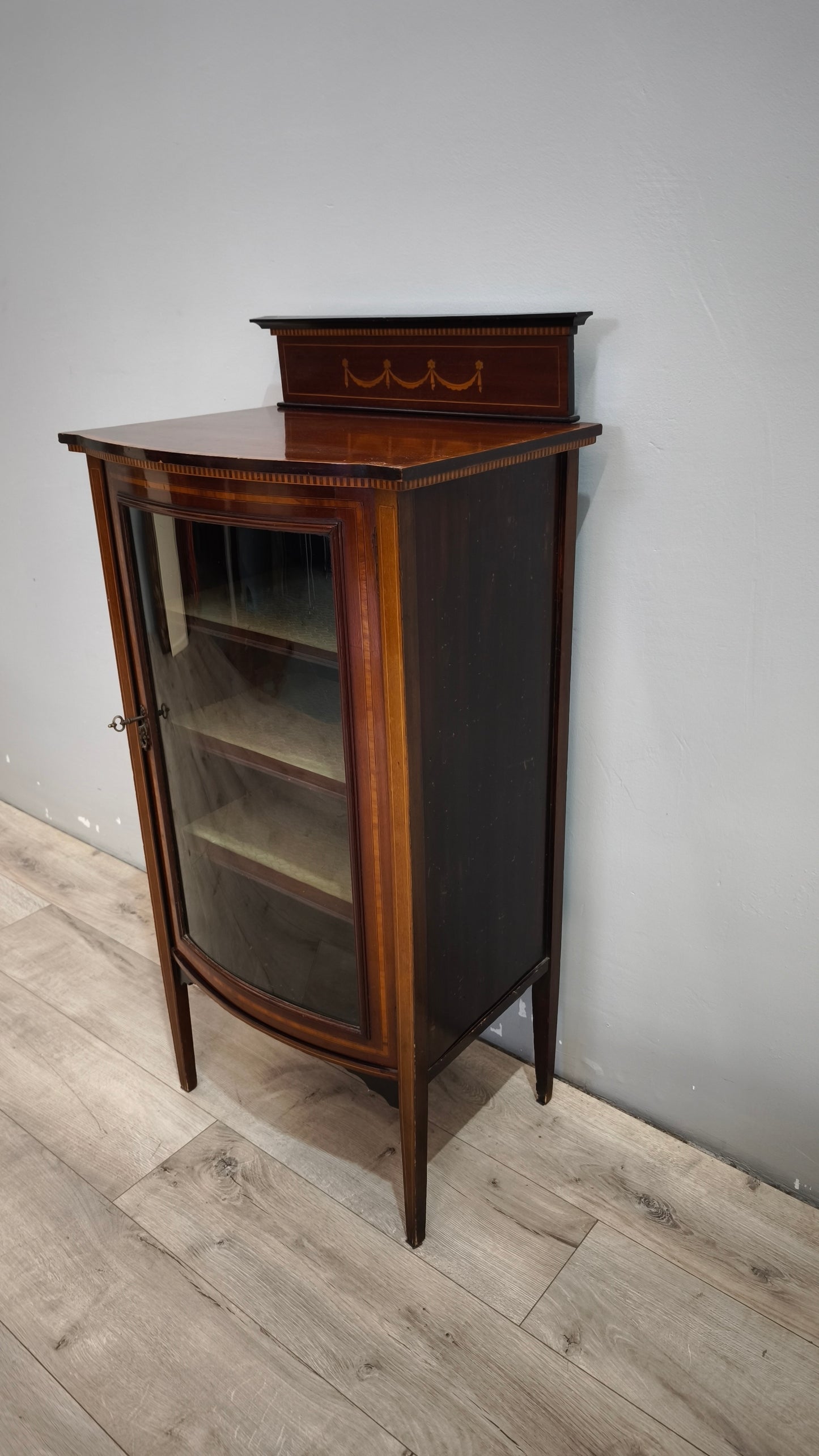 92557 Vetrinetta in legno con sportello bombato