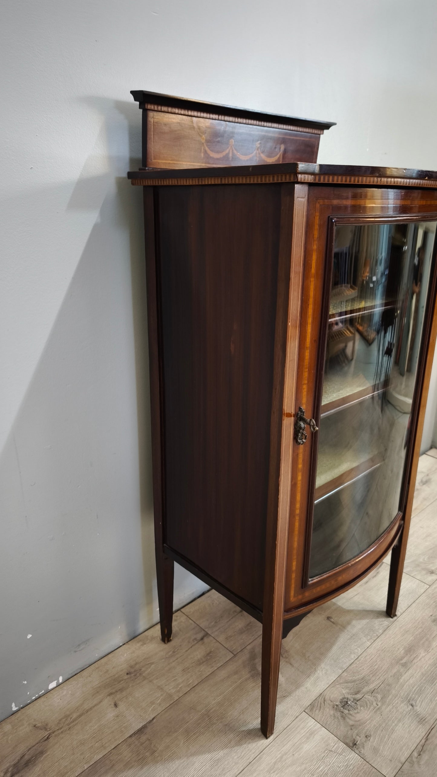 92557 Vetrinetta in legno con sportello bombato