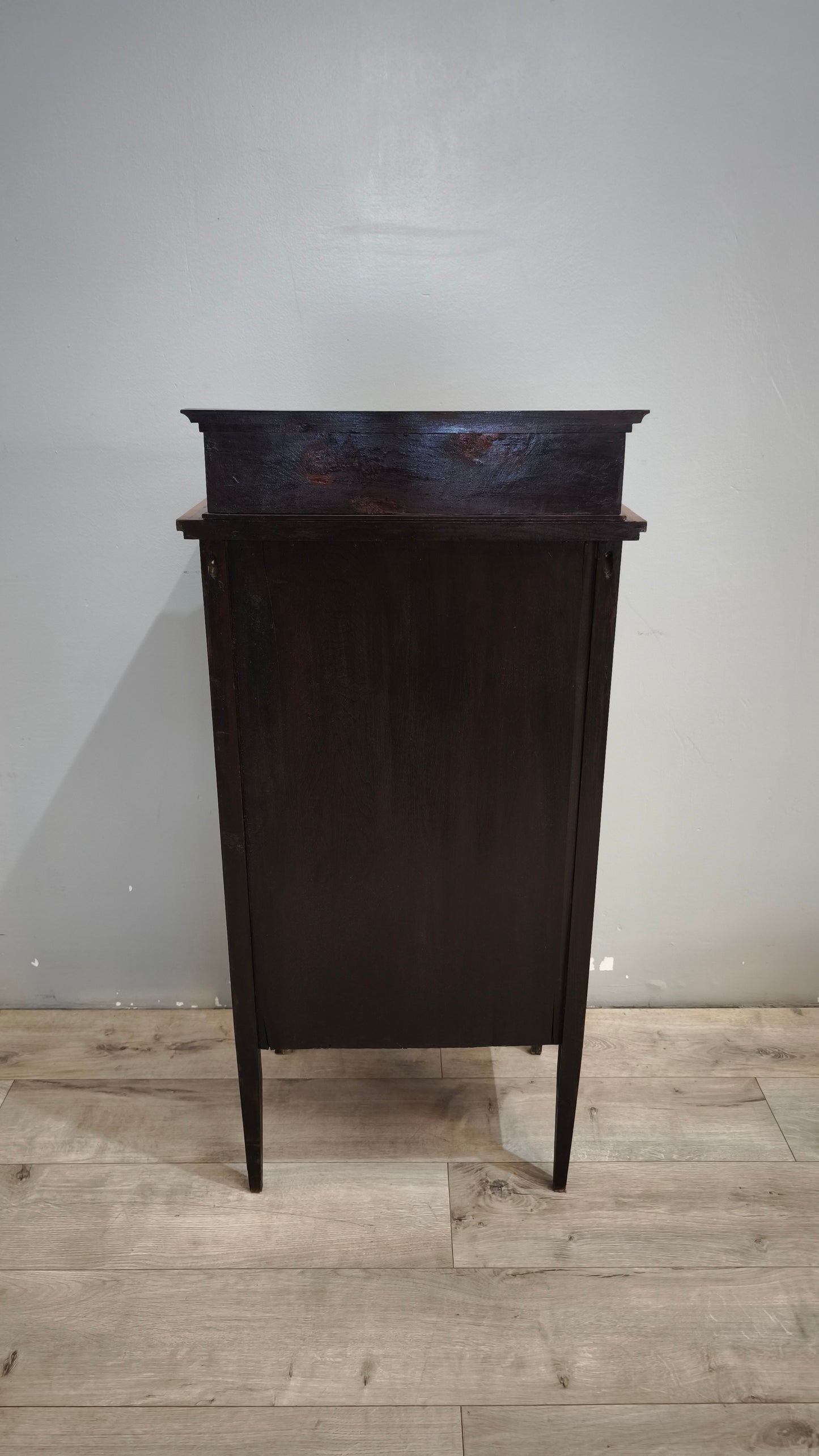 92557 Vetrinetta in legno con sportello bombato