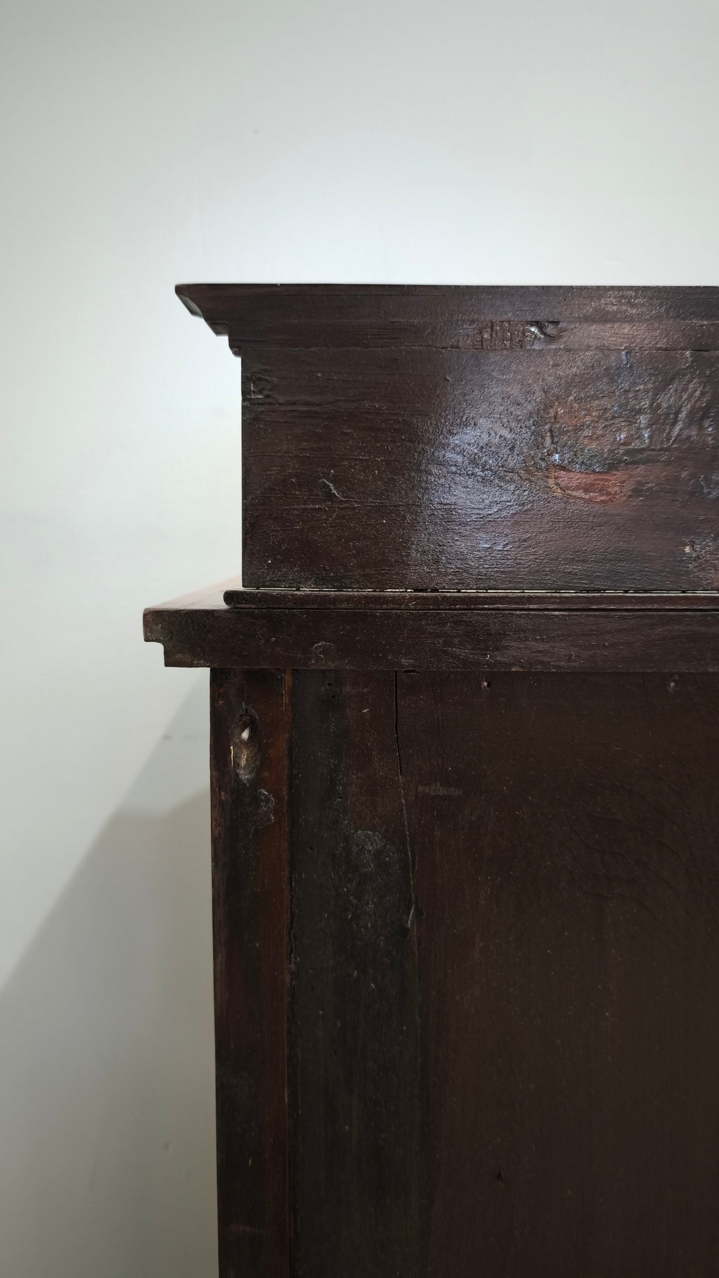 92557 Vetrinetta in legno con sportello bombato