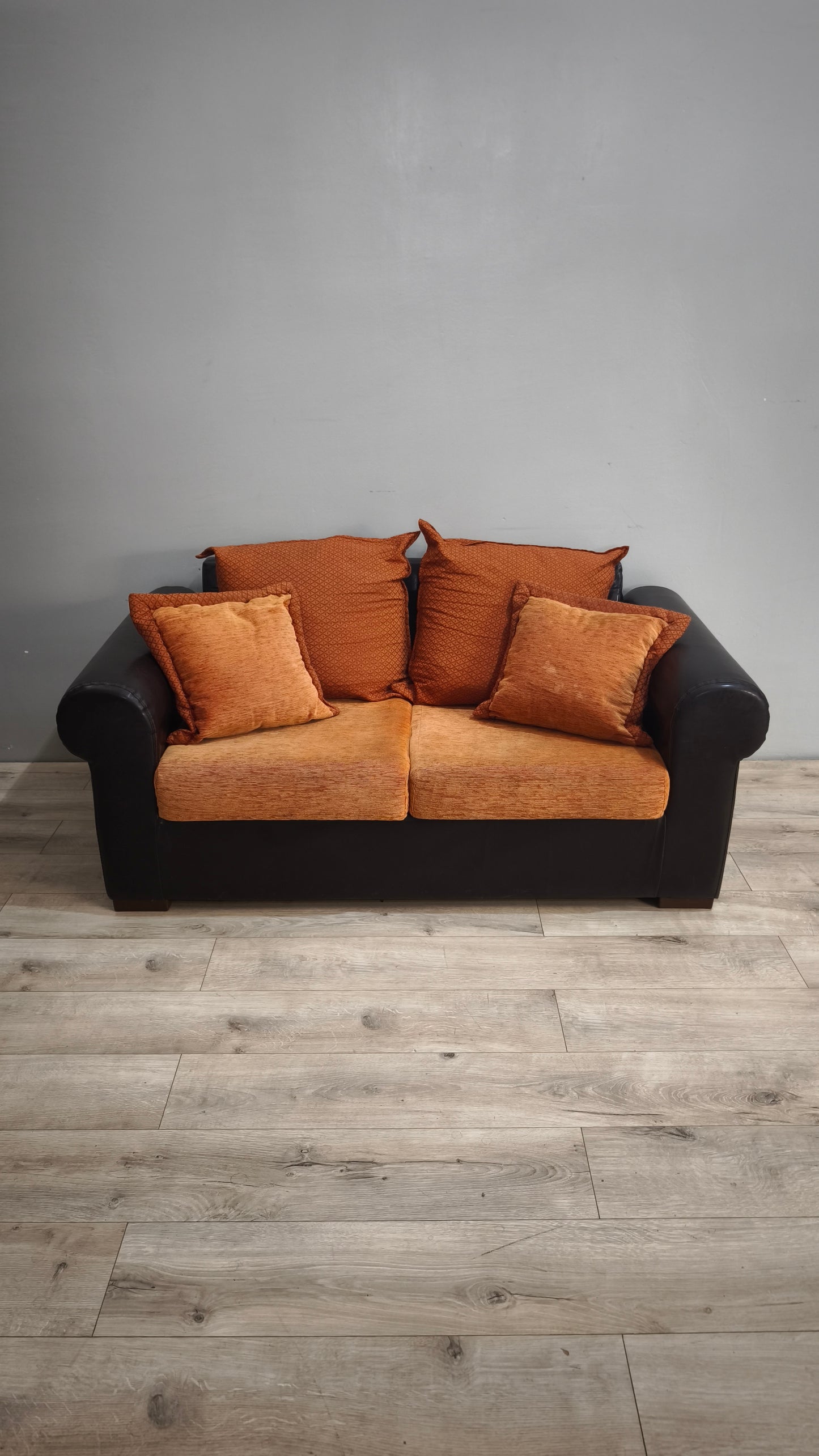 92568 Divano due posti con cuscini color arancio