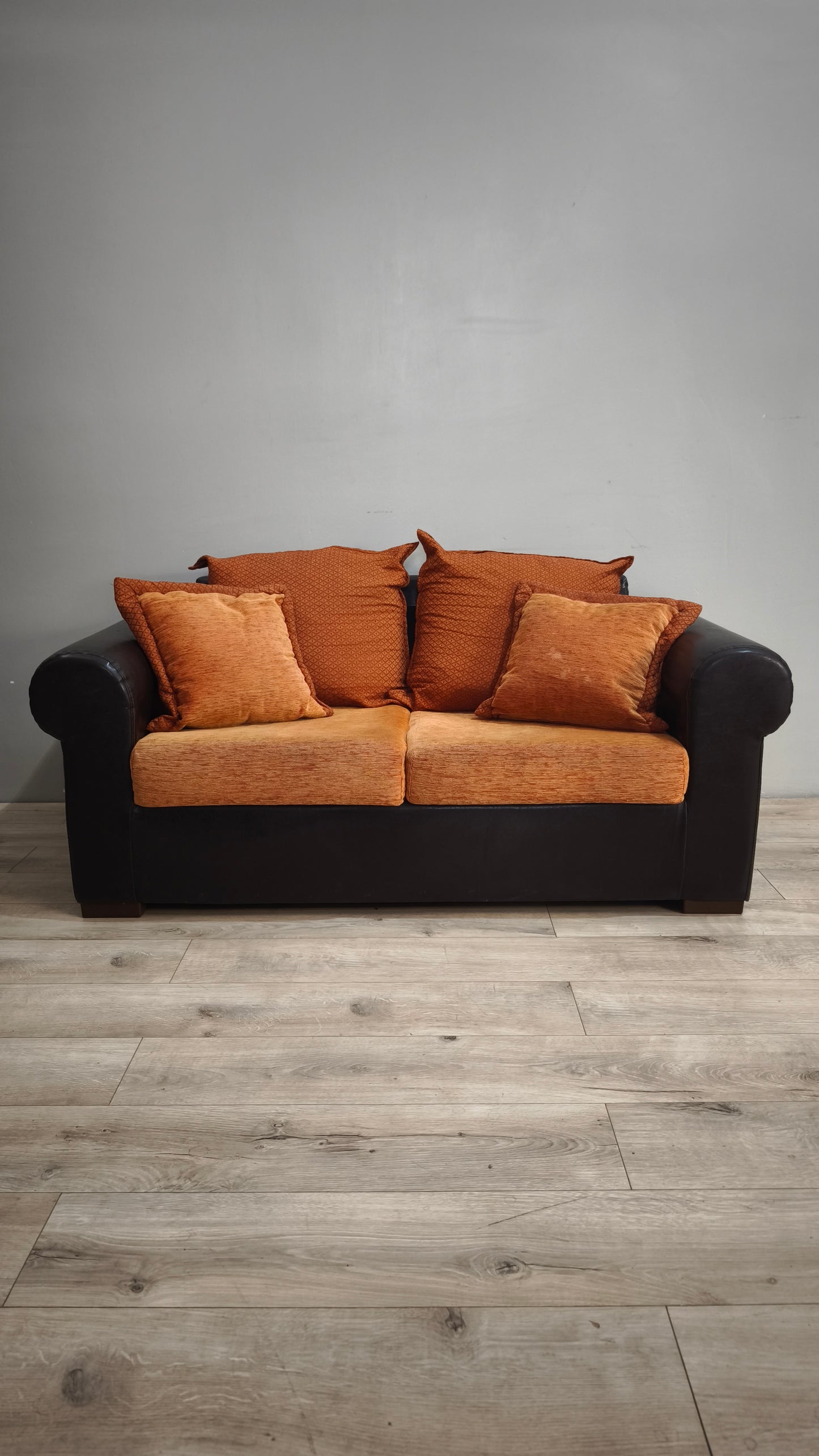 92568 Divano due posti con cuscini color arancio