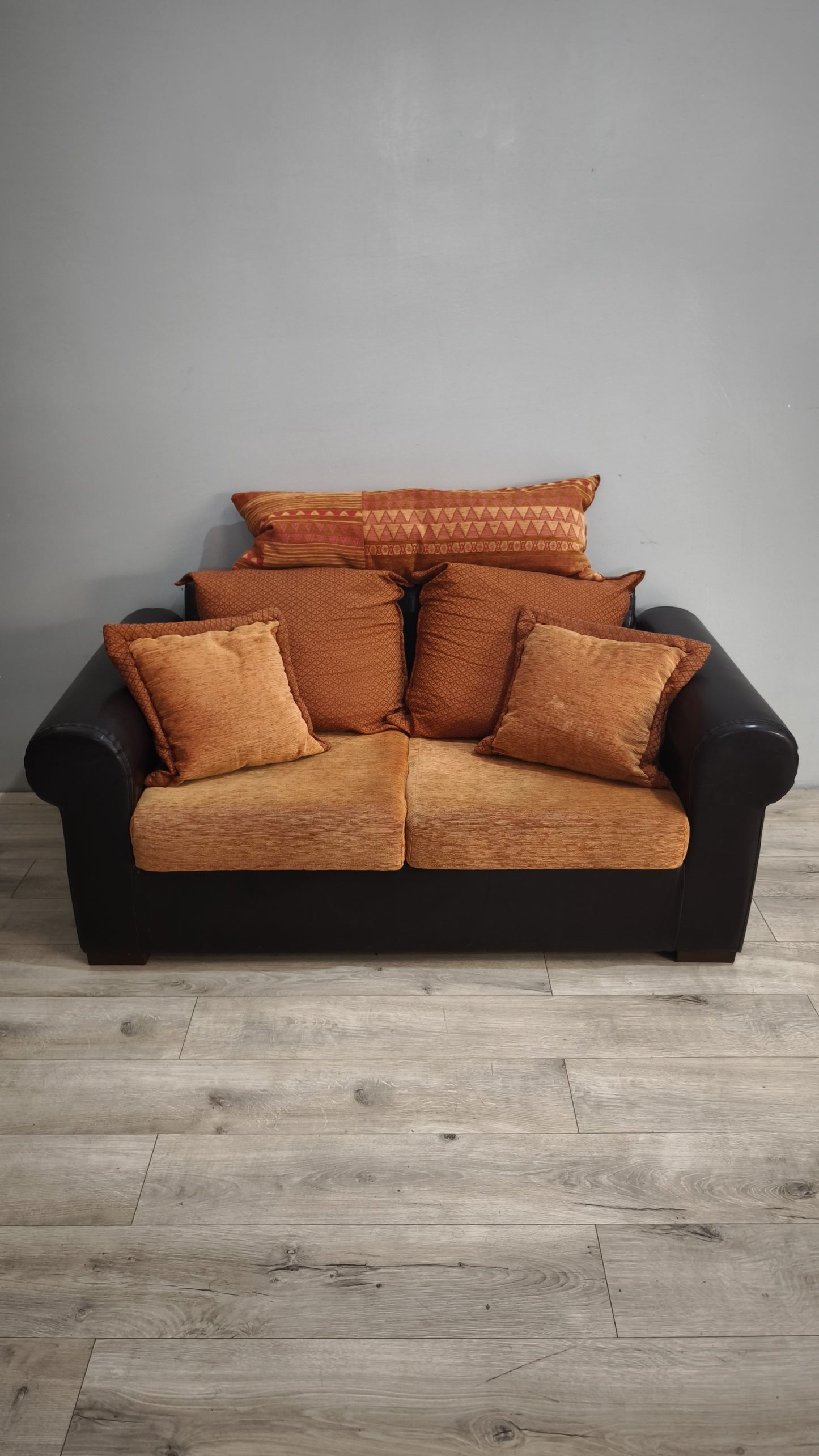 92568 Divano due posti con cuscini color arancio
