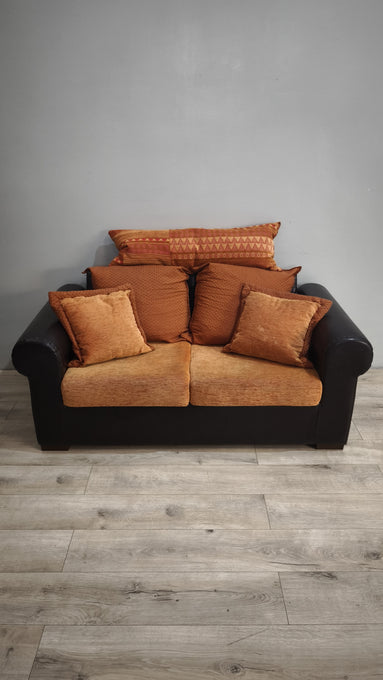 92568 Divano due posti con cuscini color arancio