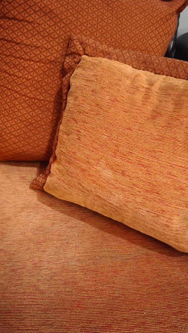 92568 Divano due posti con cuscini color arancio