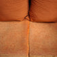 92568 Divano due posti con cuscini color arancio