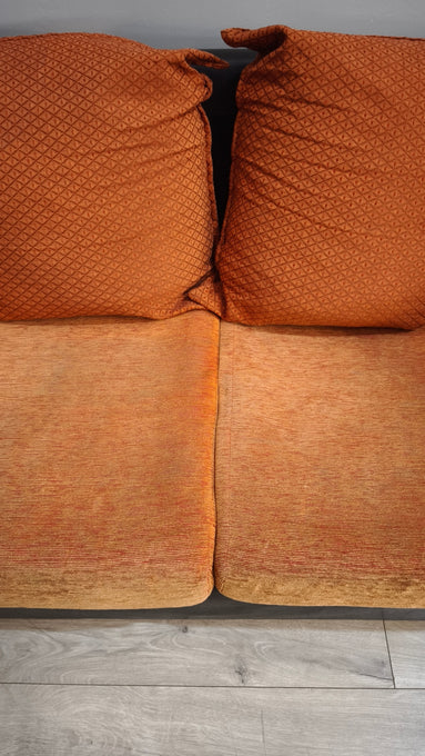 92568 Divano due posti con cuscini color arancio