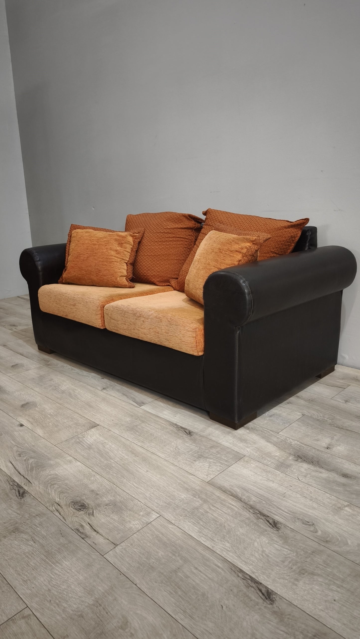 92568 Divano due posti con cuscini color arancio
