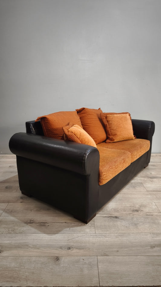 92568 Divano due posti con cuscini color arancio