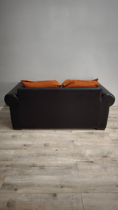 92568 Divano due posti con cuscini color arancio