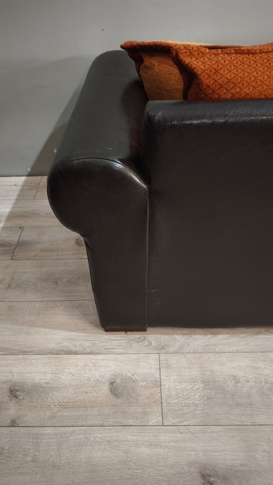 92568 Divano due posti con cuscini color arancio