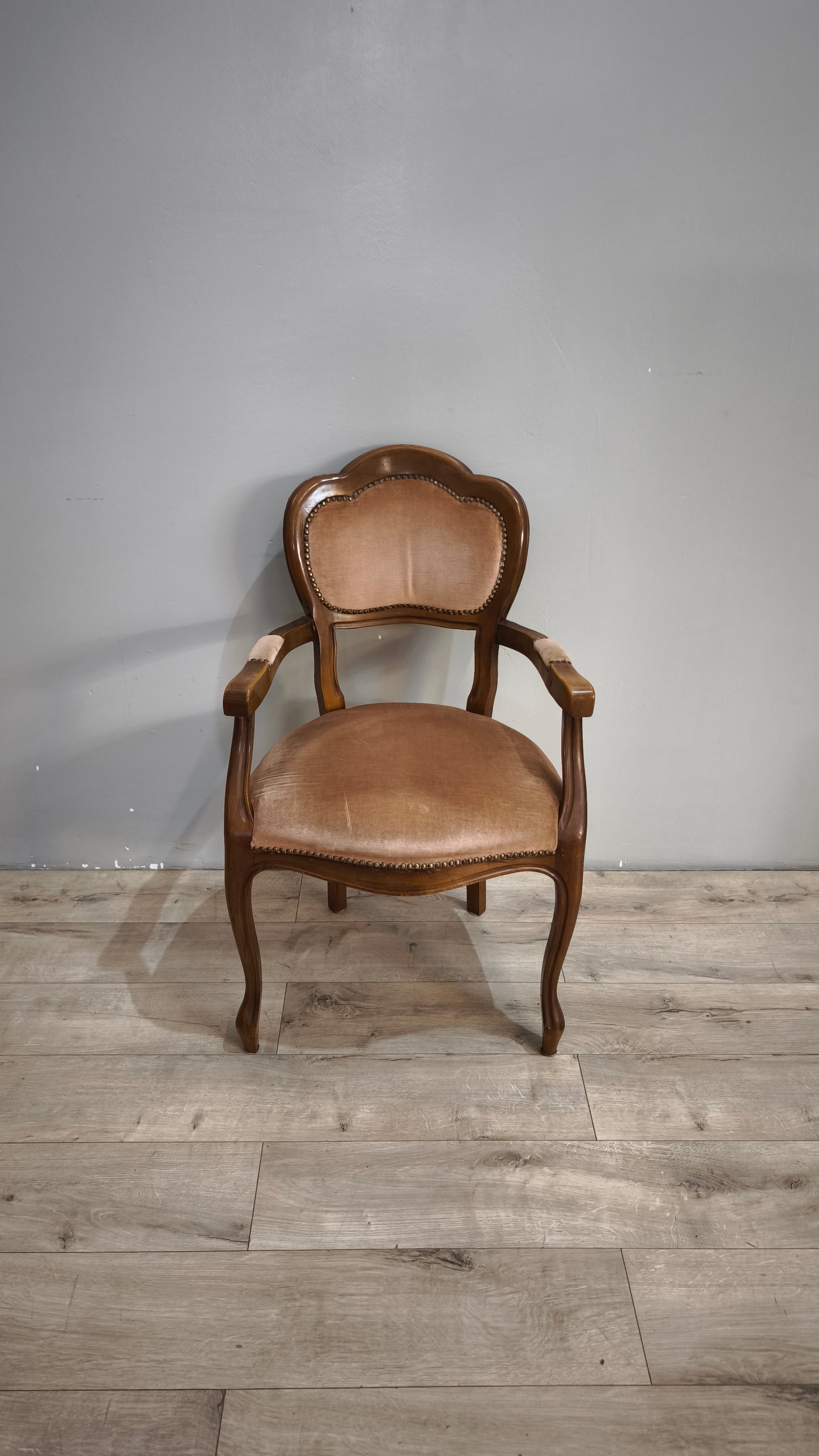 92587 Poltroncina in legno e tessuto rosa con braccioli