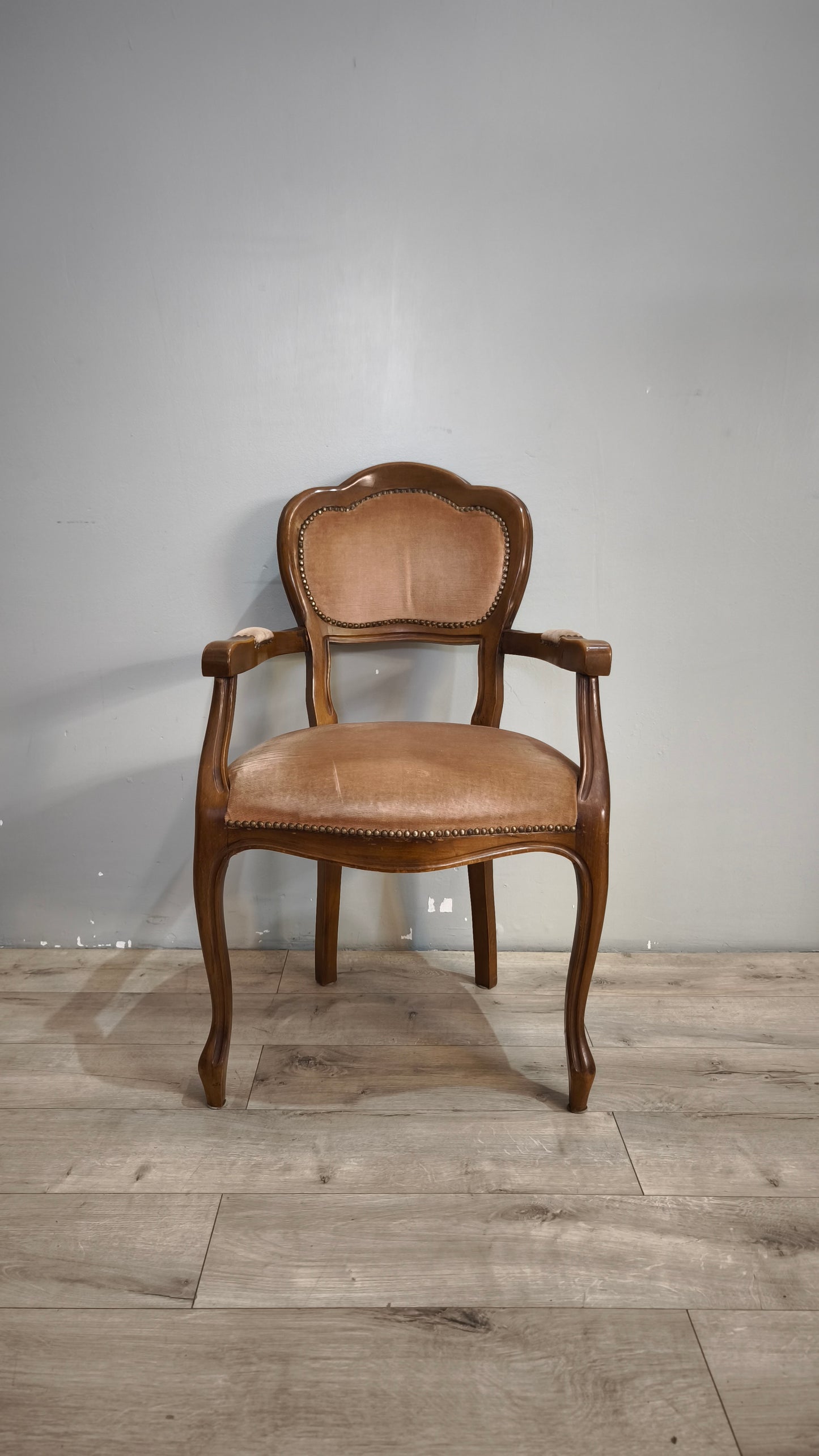 92587 Poltroncina in legno e tessuto rosa con braccioli