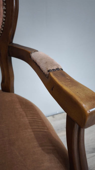 92587 Poltroncina in legno e tessuto rosa con braccioli