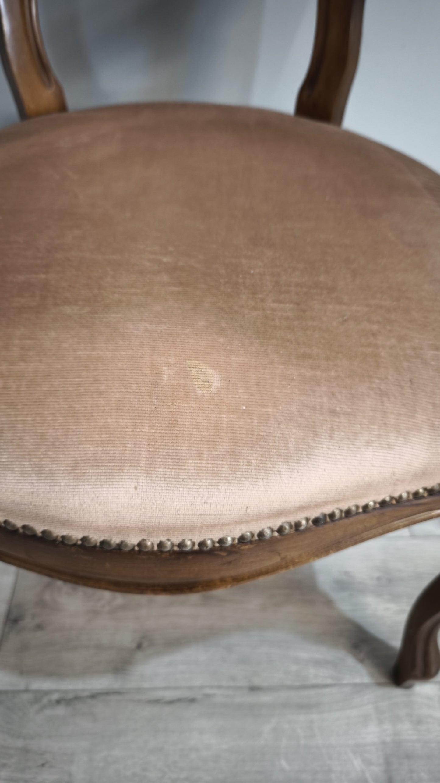 92587 Poltroncina in legno e tessuto rosa con braccioli