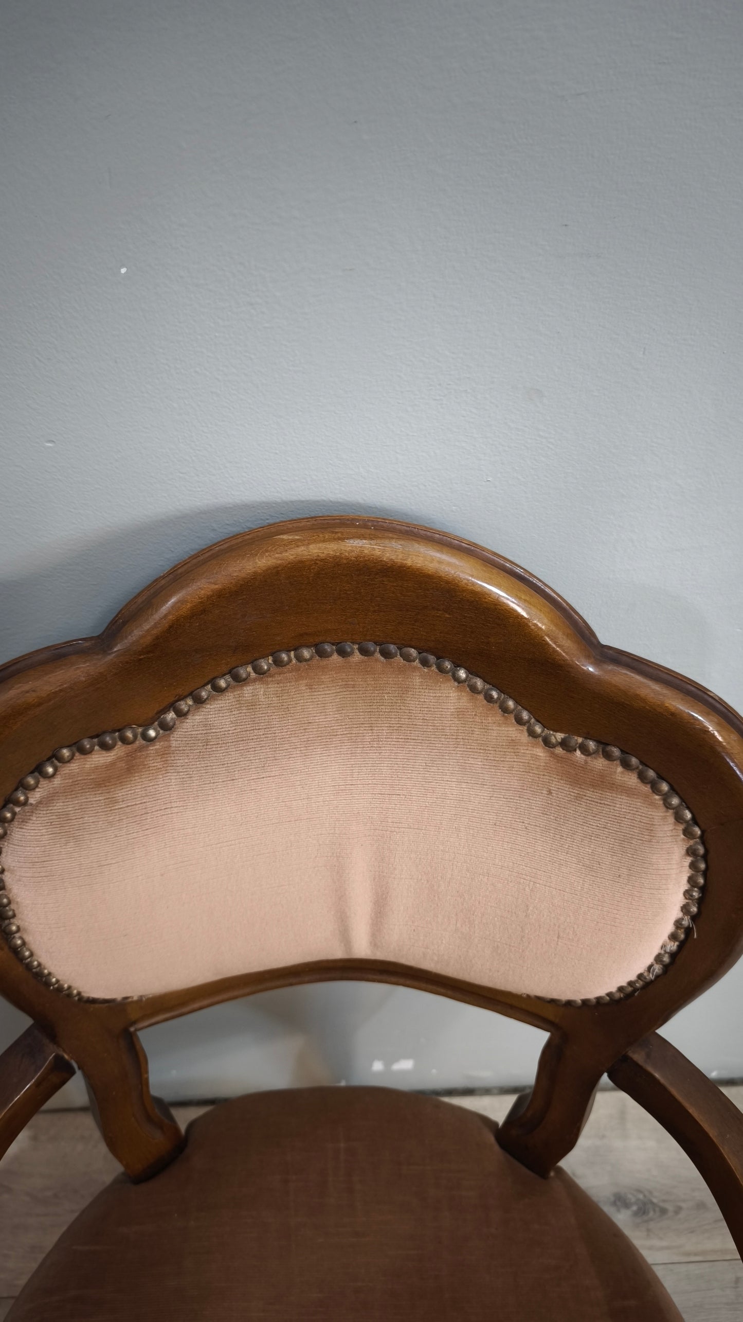 92587 Poltroncina in legno e tessuto rosa con braccioli