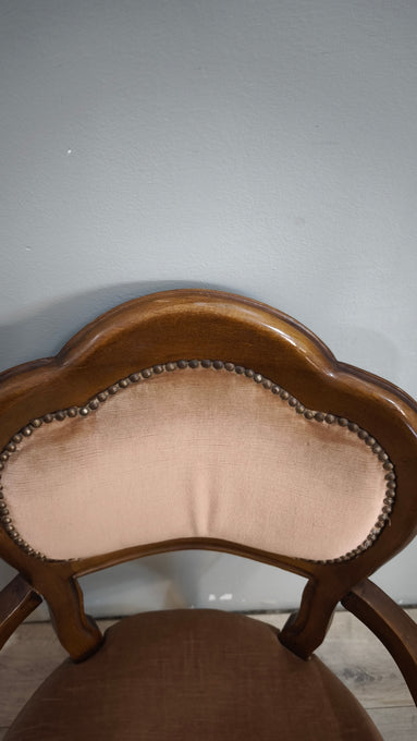 92587 Poltroncina in legno e tessuto rosa con braccioli