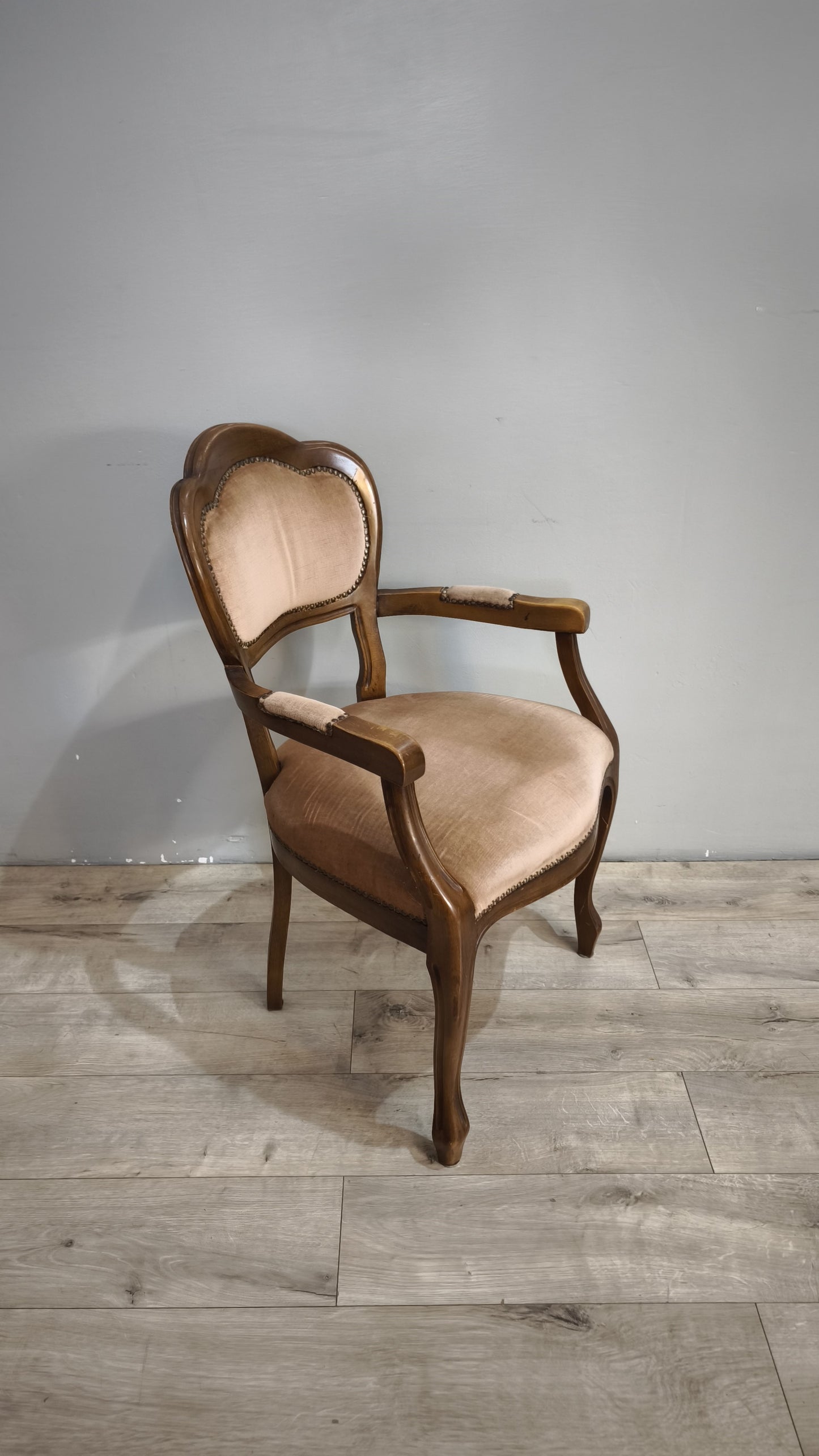 92587 Poltroncina in legno e tessuto rosa con braccioli