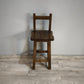 92571 Sgabello in legno massello con schienale in stile arte povera