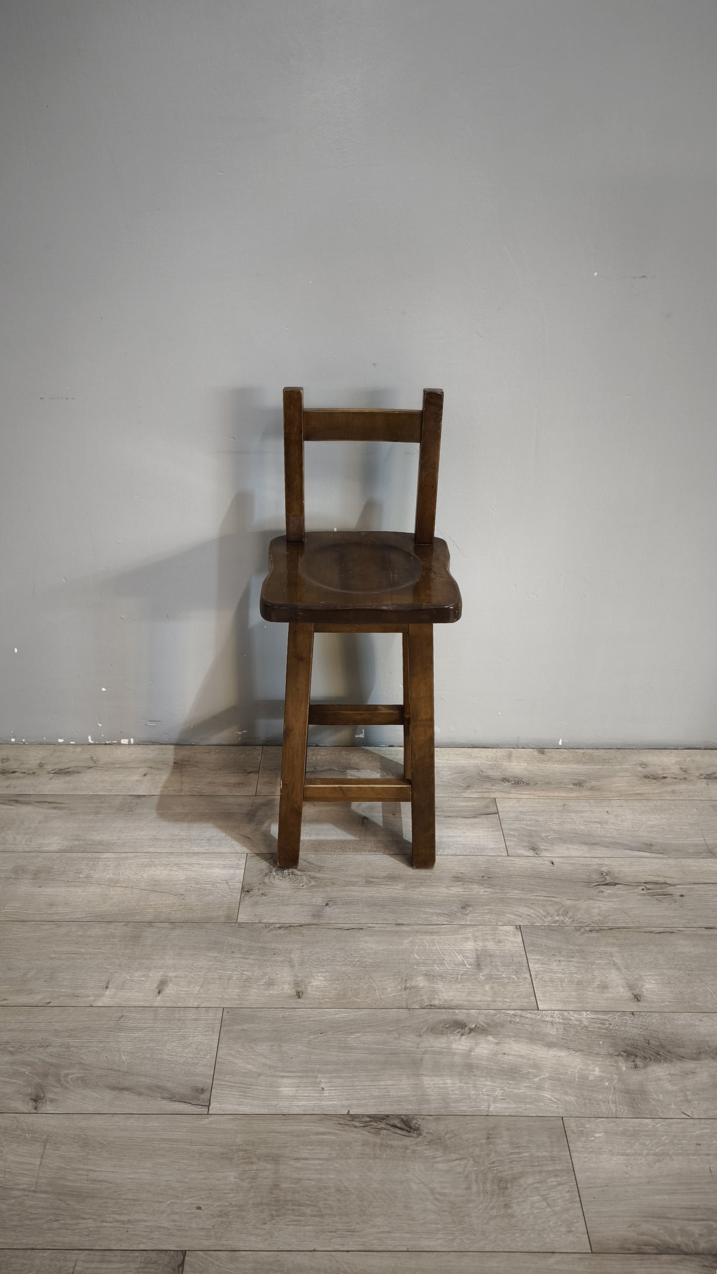 92571 Sgabello in legno massello con schienale in stile arte povera