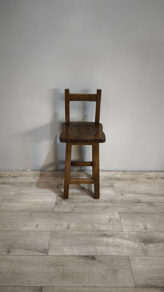 92571 Sgabello in legno massello con schienale in stile arte povera
