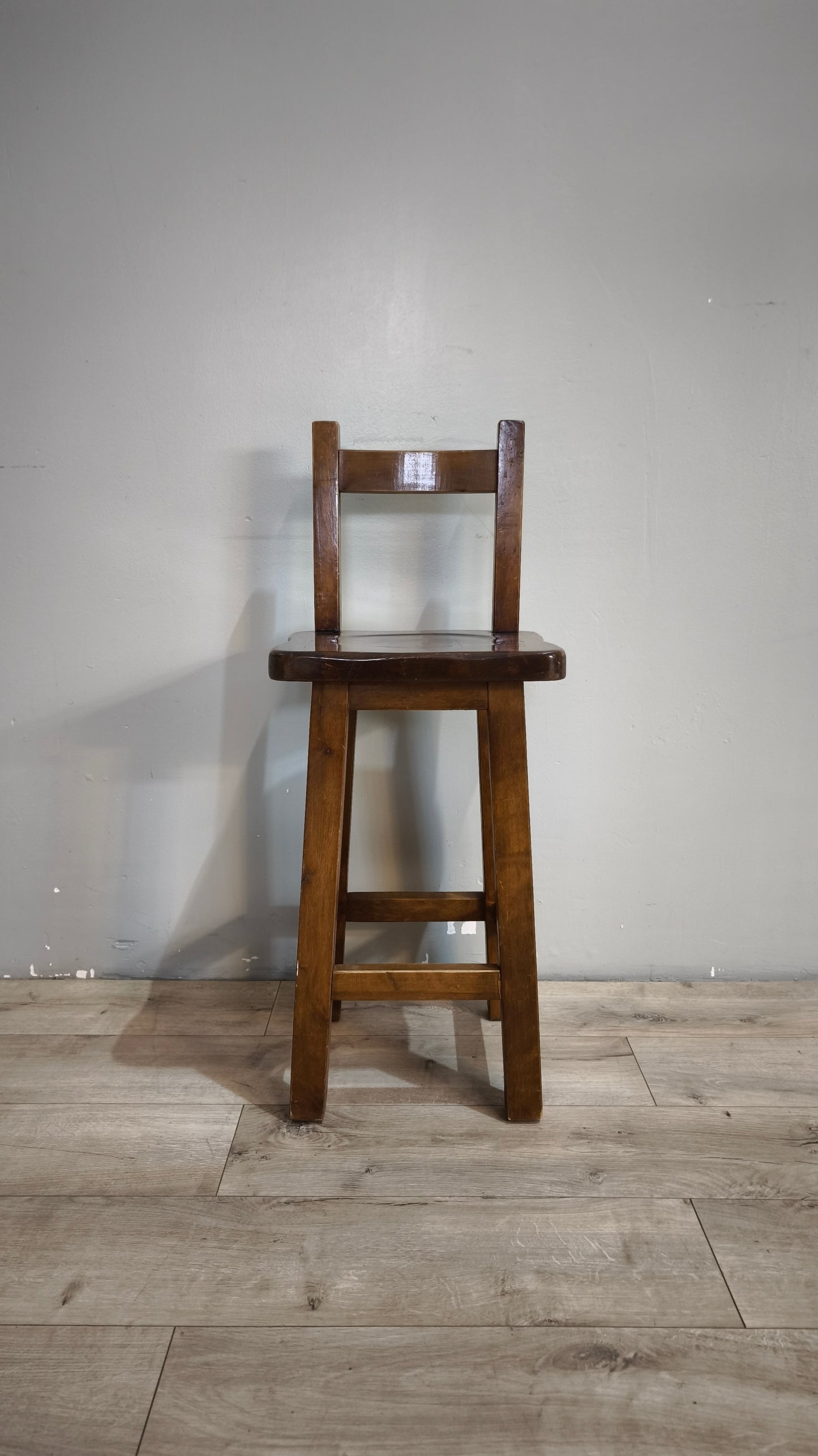 92571 Sgabello in legno massello con schienale in stile arte povera