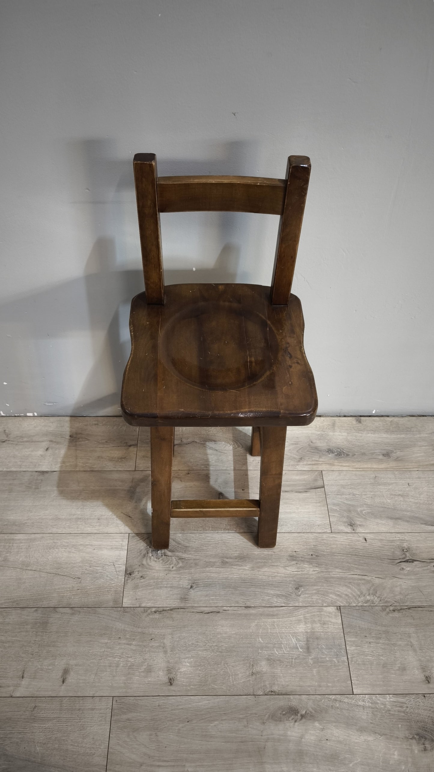 92571 Sgabello in legno massello con schienale in stile arte povera