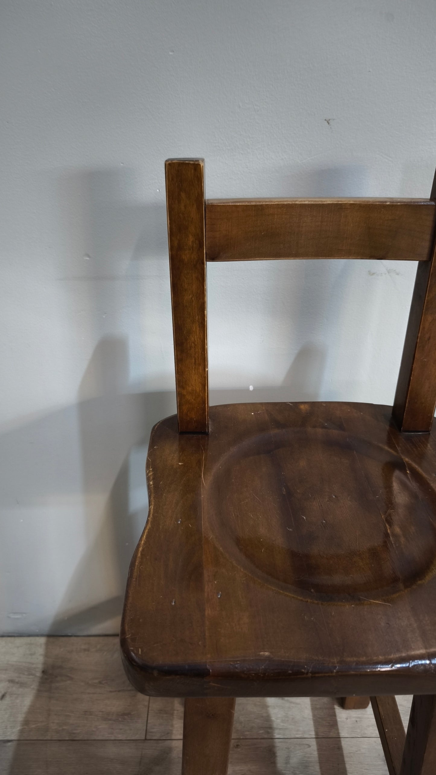 92571 Sgabello in legno massello con schienale in stile arte povera