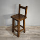 92571 Sgabello in legno massello con schienale in stile arte povera