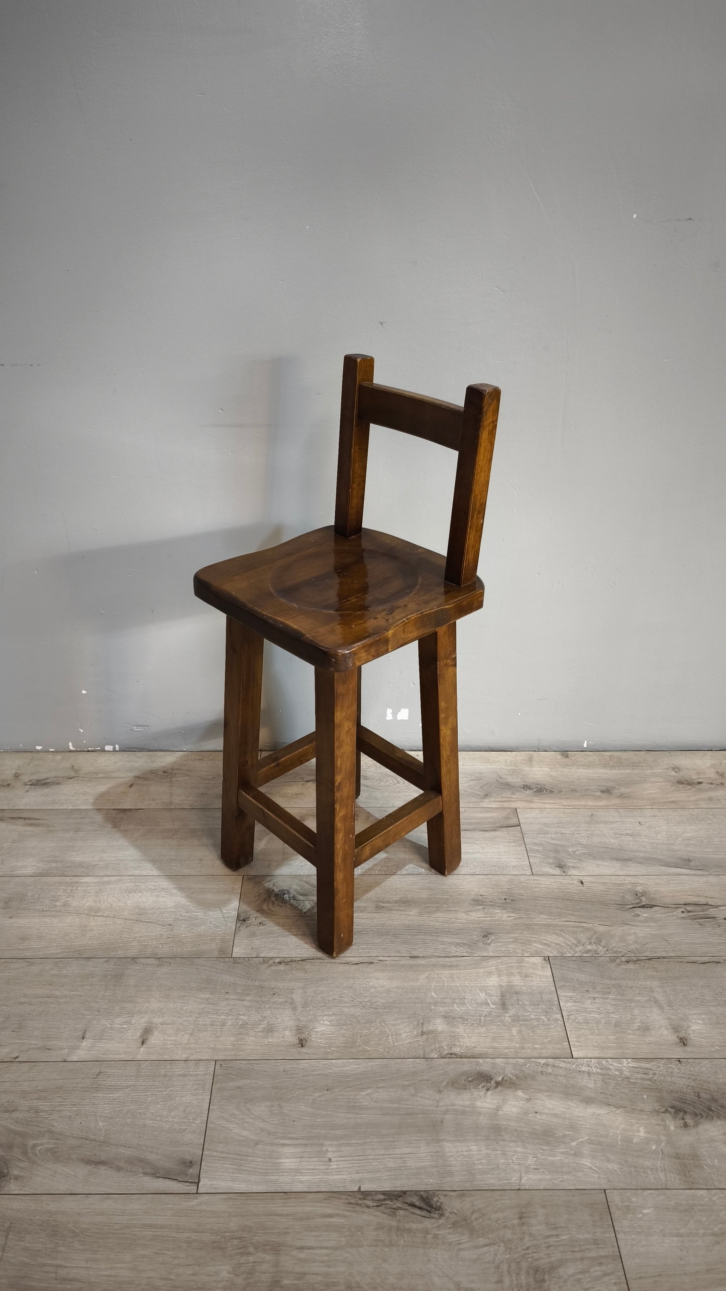 92571 Sgabello in legno massello con schienale in stile arte povera