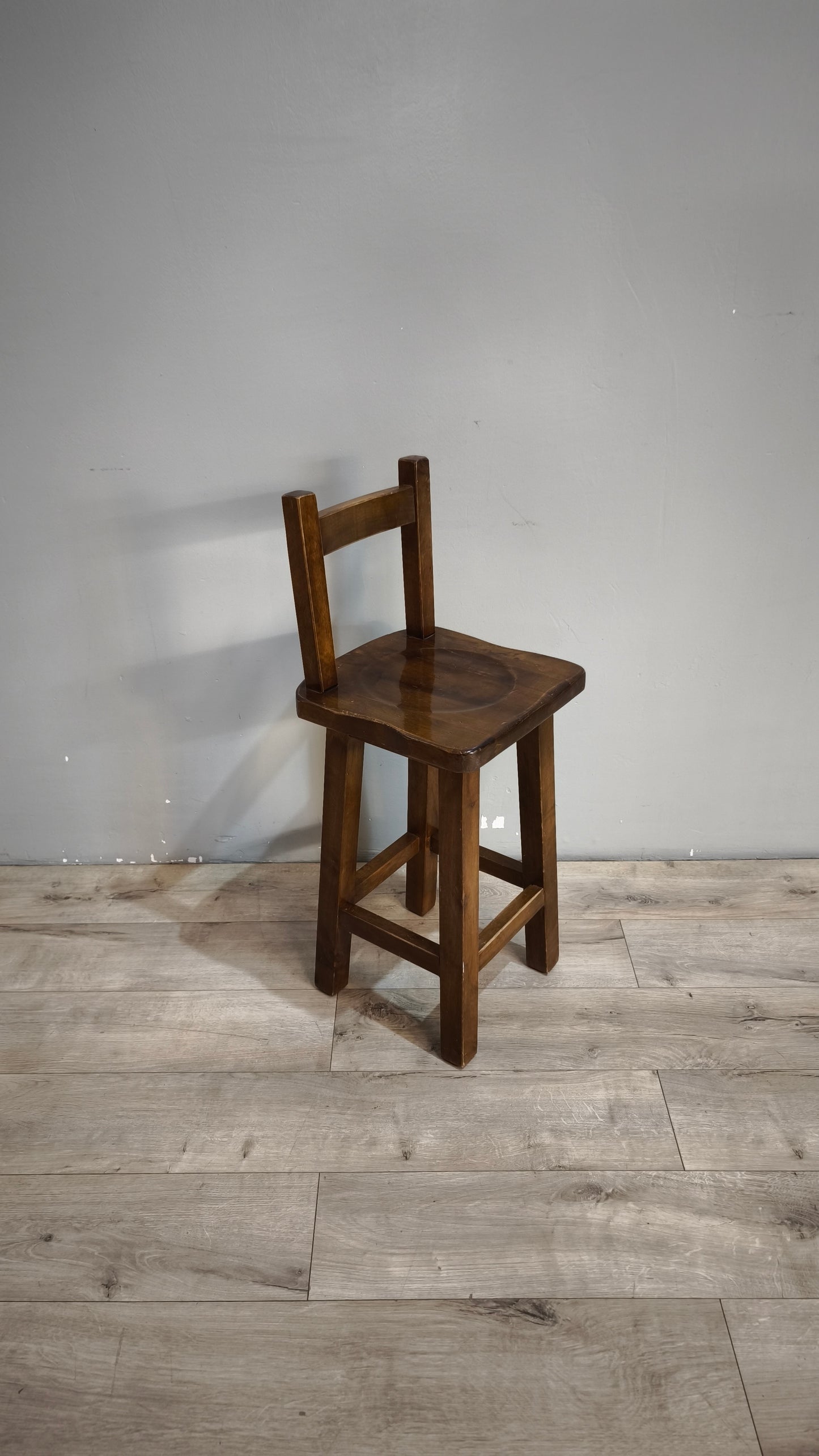 92571 Sgabello in legno massello con schienale in stile arte povera