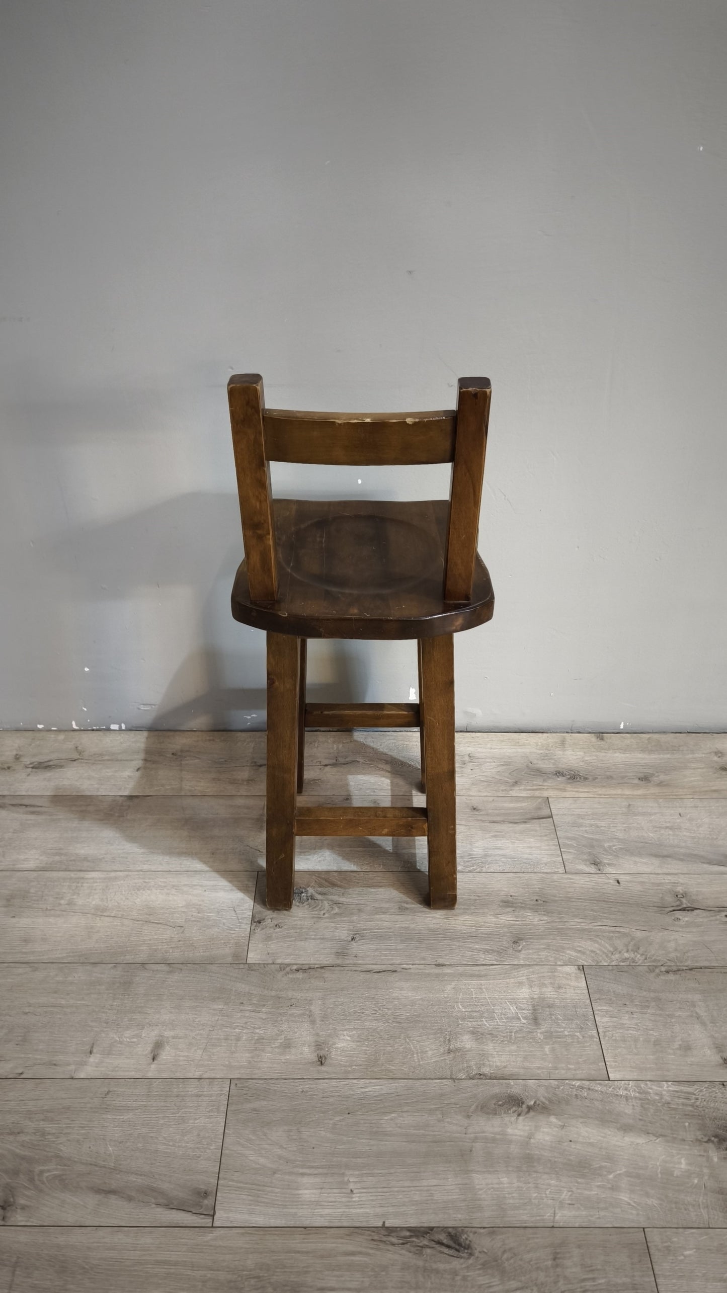 92571 Sgabello in legno massello con schienale in stile arte povera