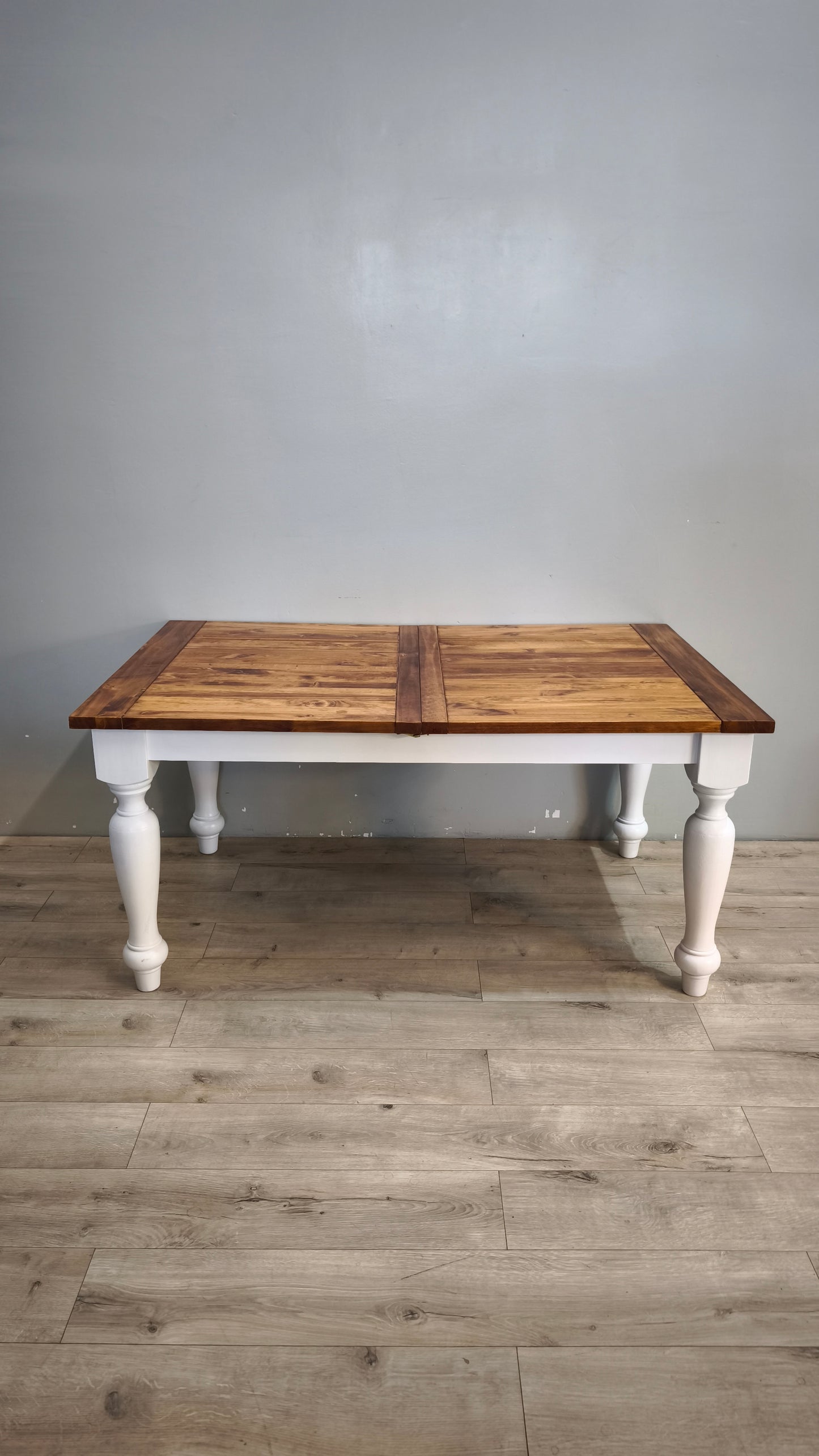 92593 Tavolo allungabile con base bianca e piano in legno