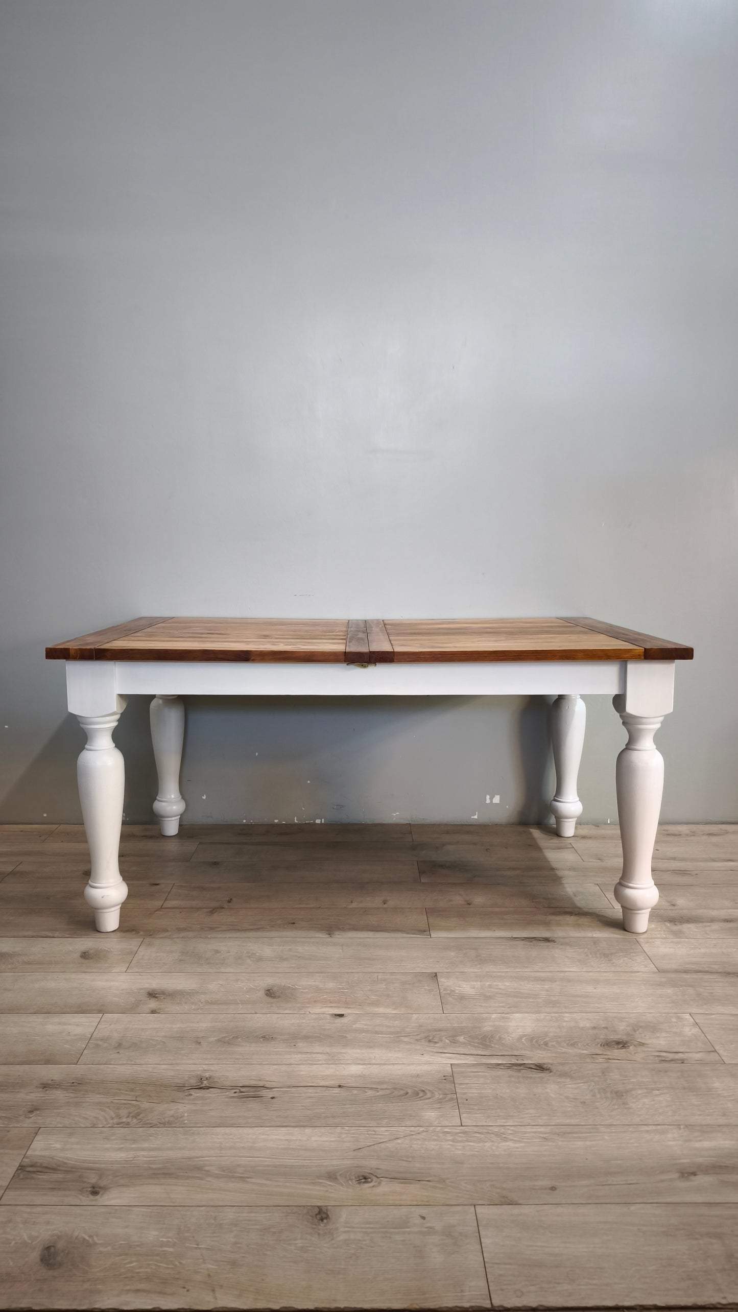 92593 Tavolo allungabile con base bianca e piano in legno