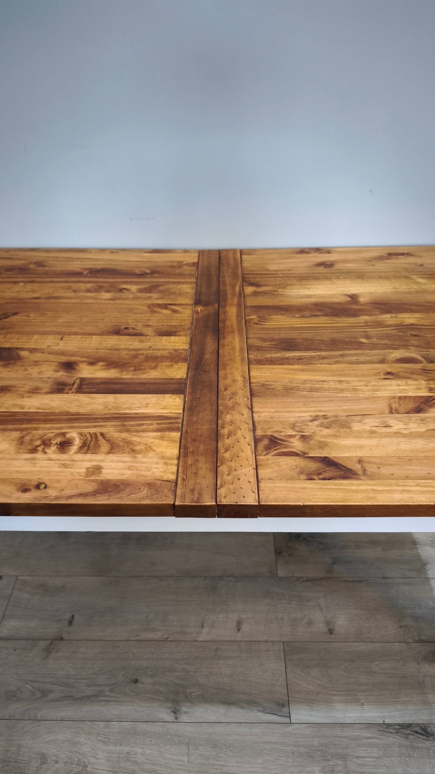 92593 Tavolo allungabile con base bianca e piano in legno