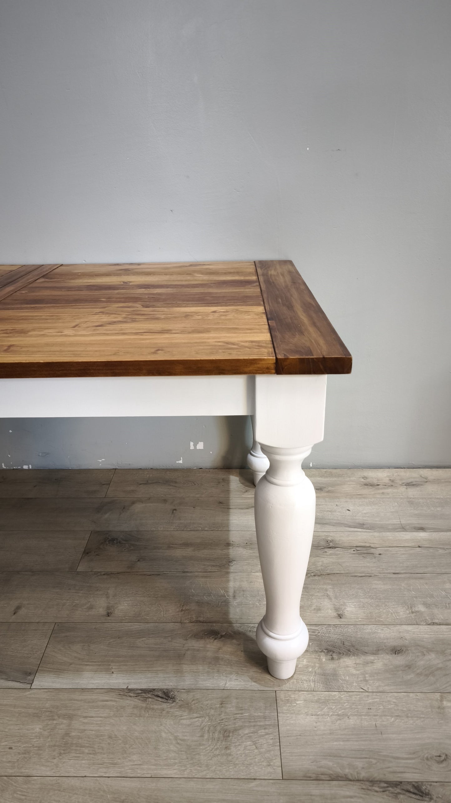 92593 Tavolo allungabile con base bianca e piano in legno
