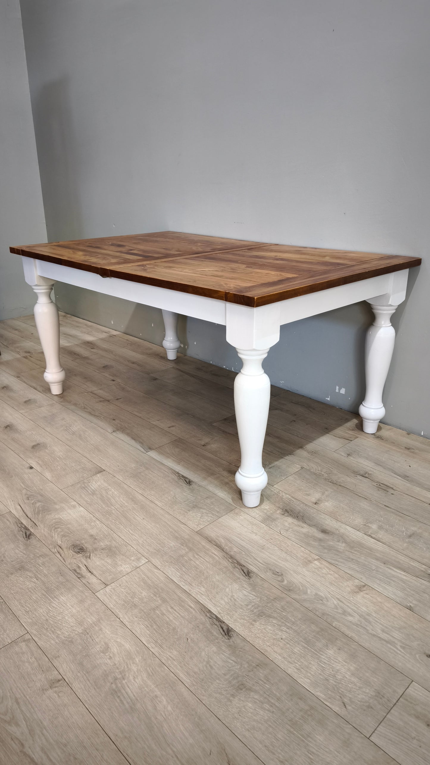 92593 Tavolo allungabile con base bianca e piano in legno