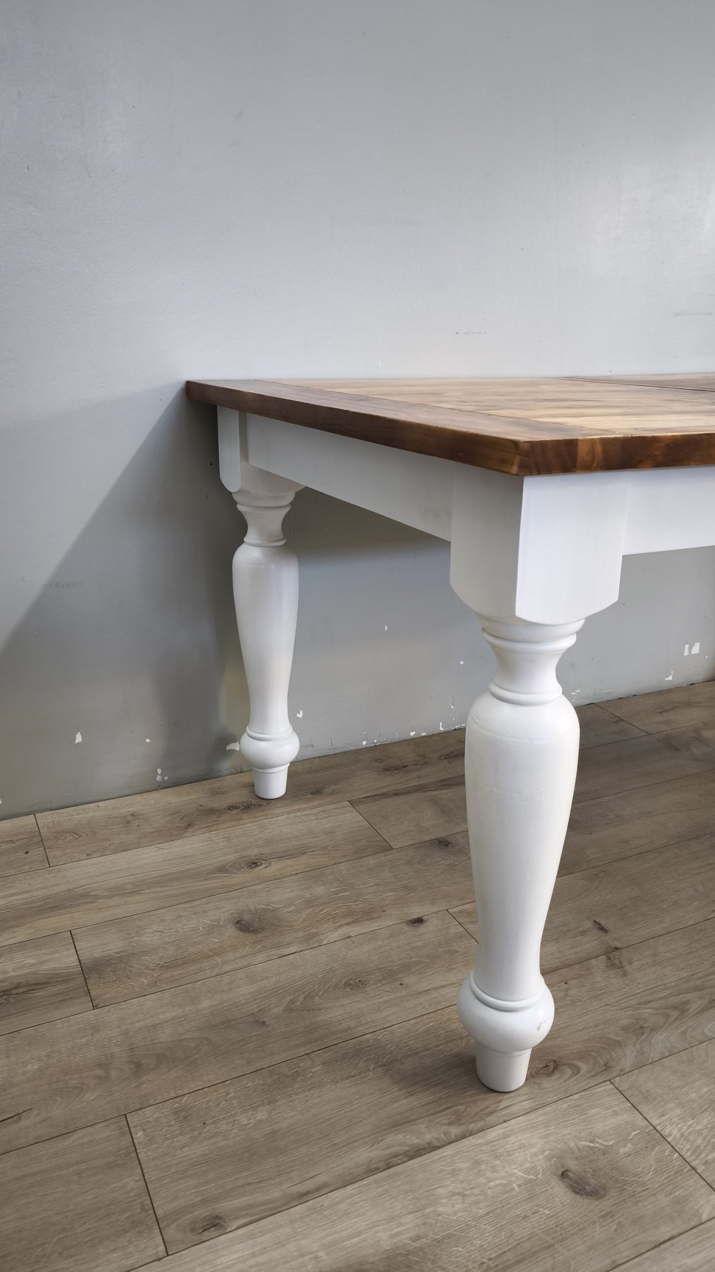 92593 Tavolo allungabile con base bianca e piano in legno