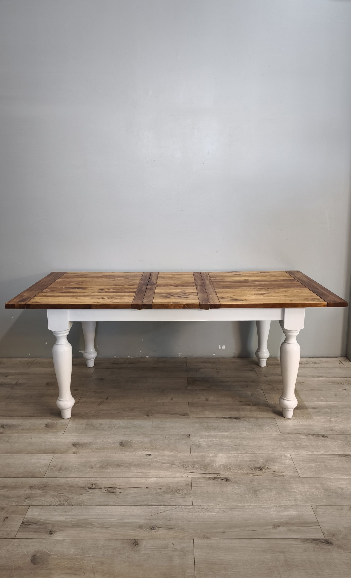 92593 Tavolo allungabile con base bianca e piano in legno