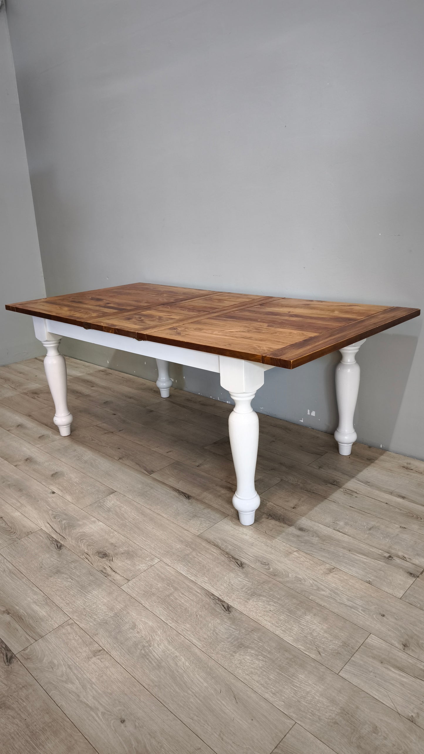 92593 Tavolo allungabile con base bianca e piano in legno