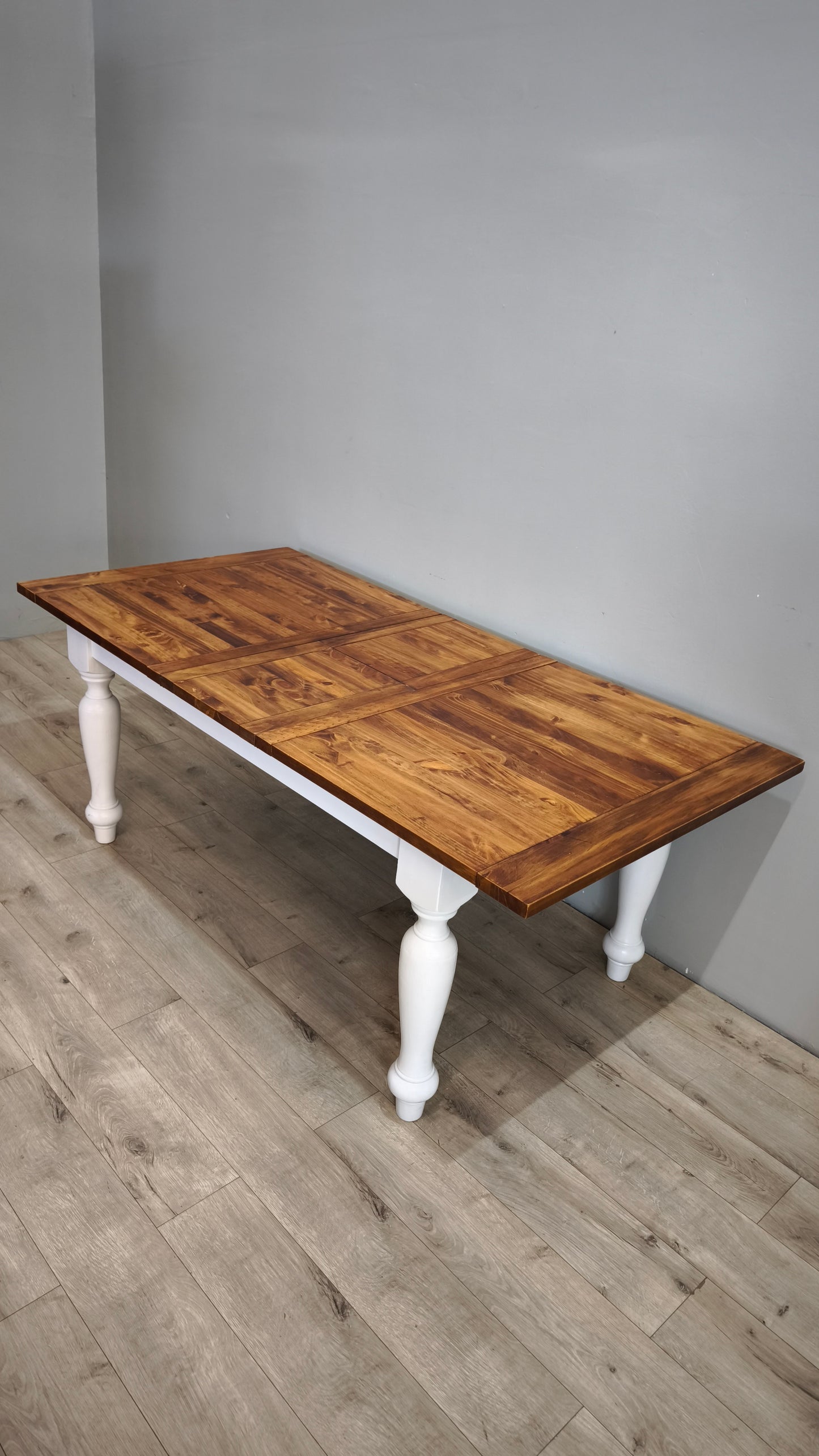 92593 Tavolo allungabile con base bianca e piano in legno