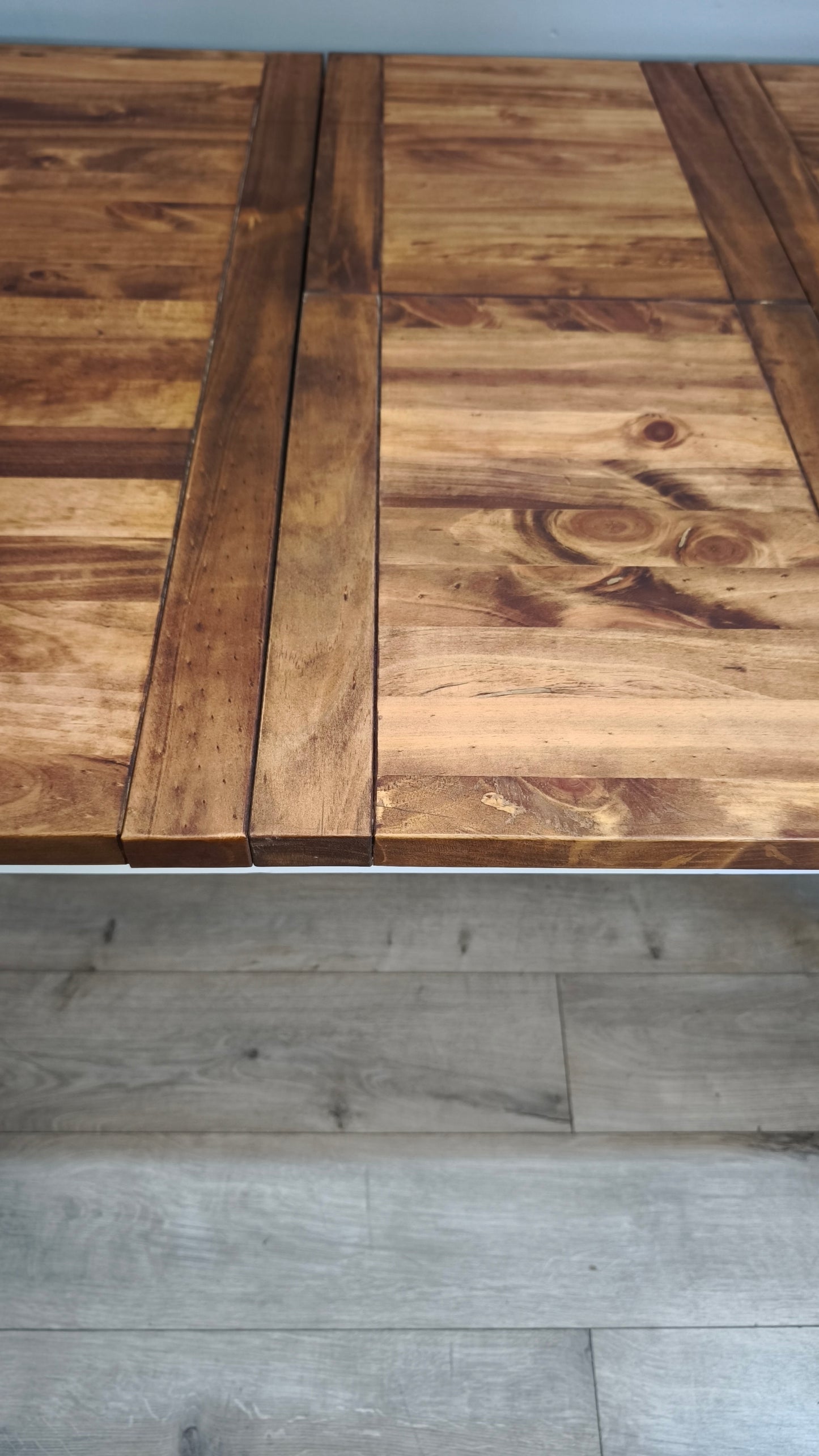 92593 Tavolo allungabile con base bianca e piano in legno