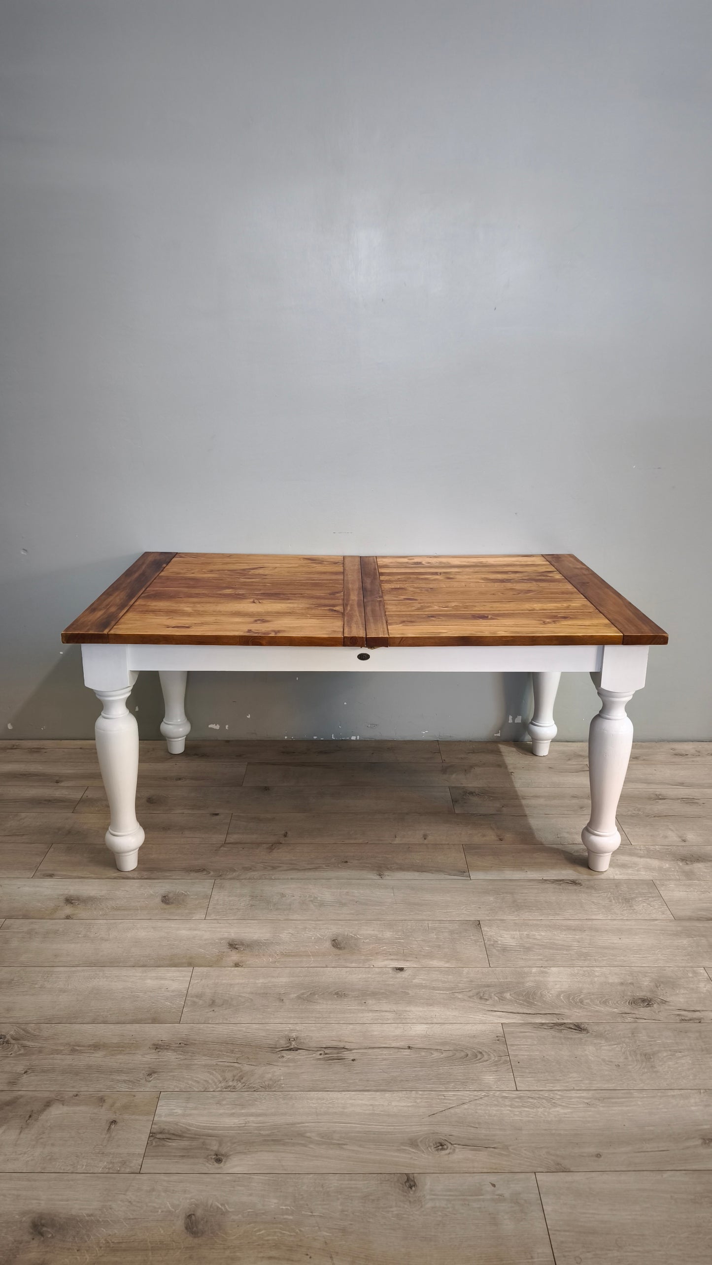 92593 Tavolo allungabile con base bianca e piano in legno