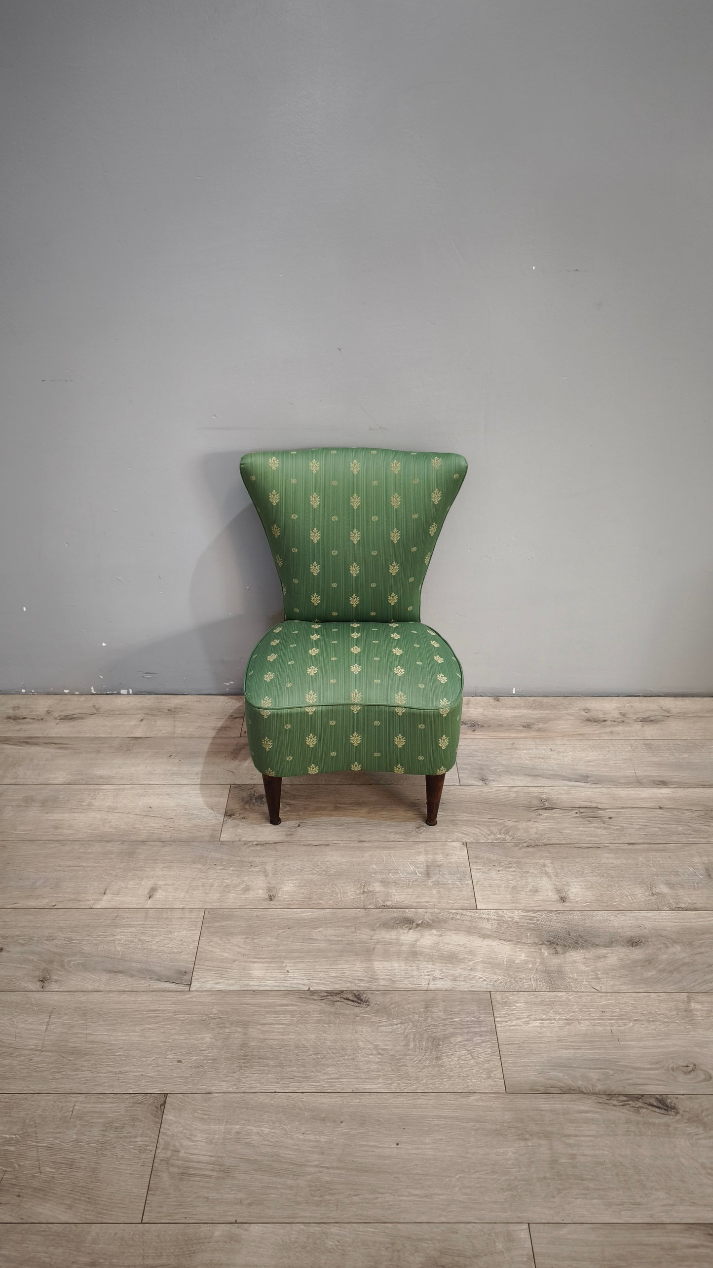 92588 Poltroncina imbottita e rivestita in tessuto verde