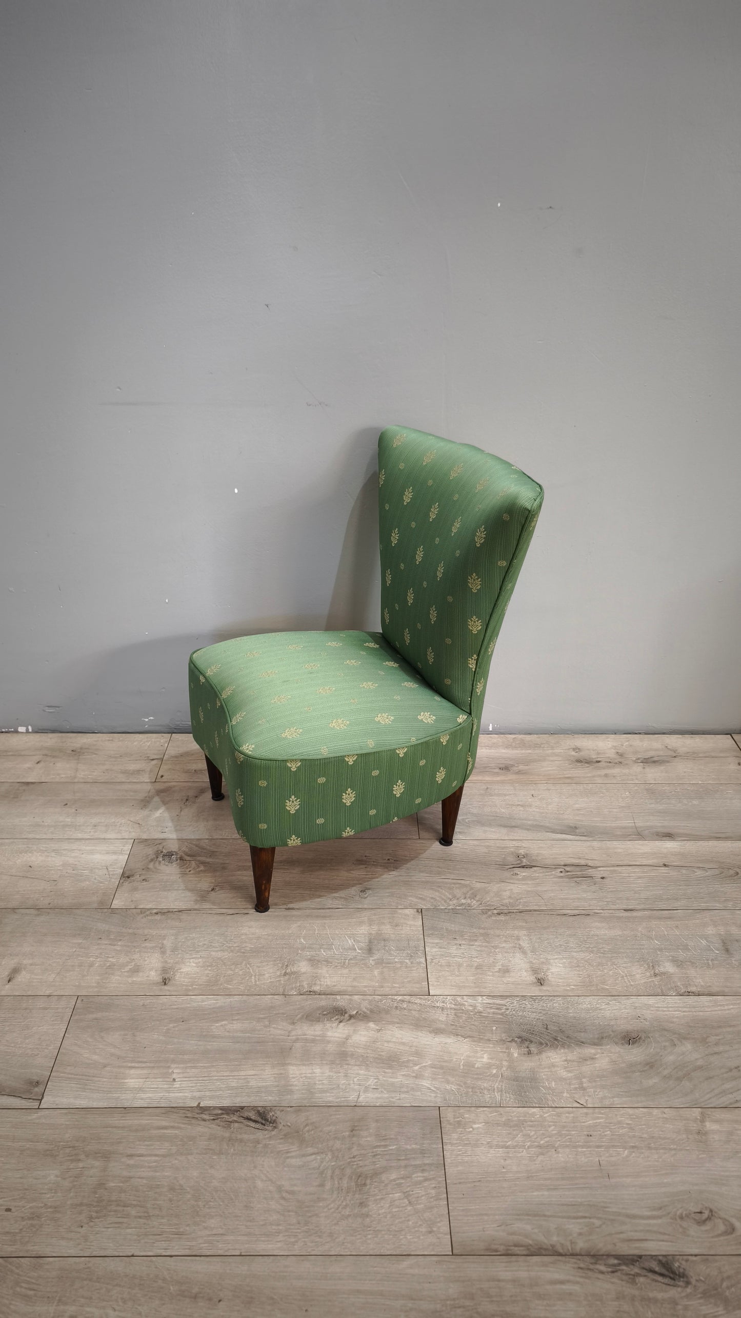 92588 Poltroncina imbottita e rivestita in tessuto verde
