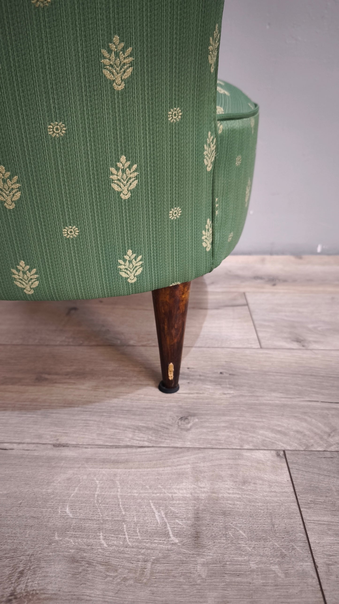 92588 Poltroncina imbottita e rivestita in tessuto verde