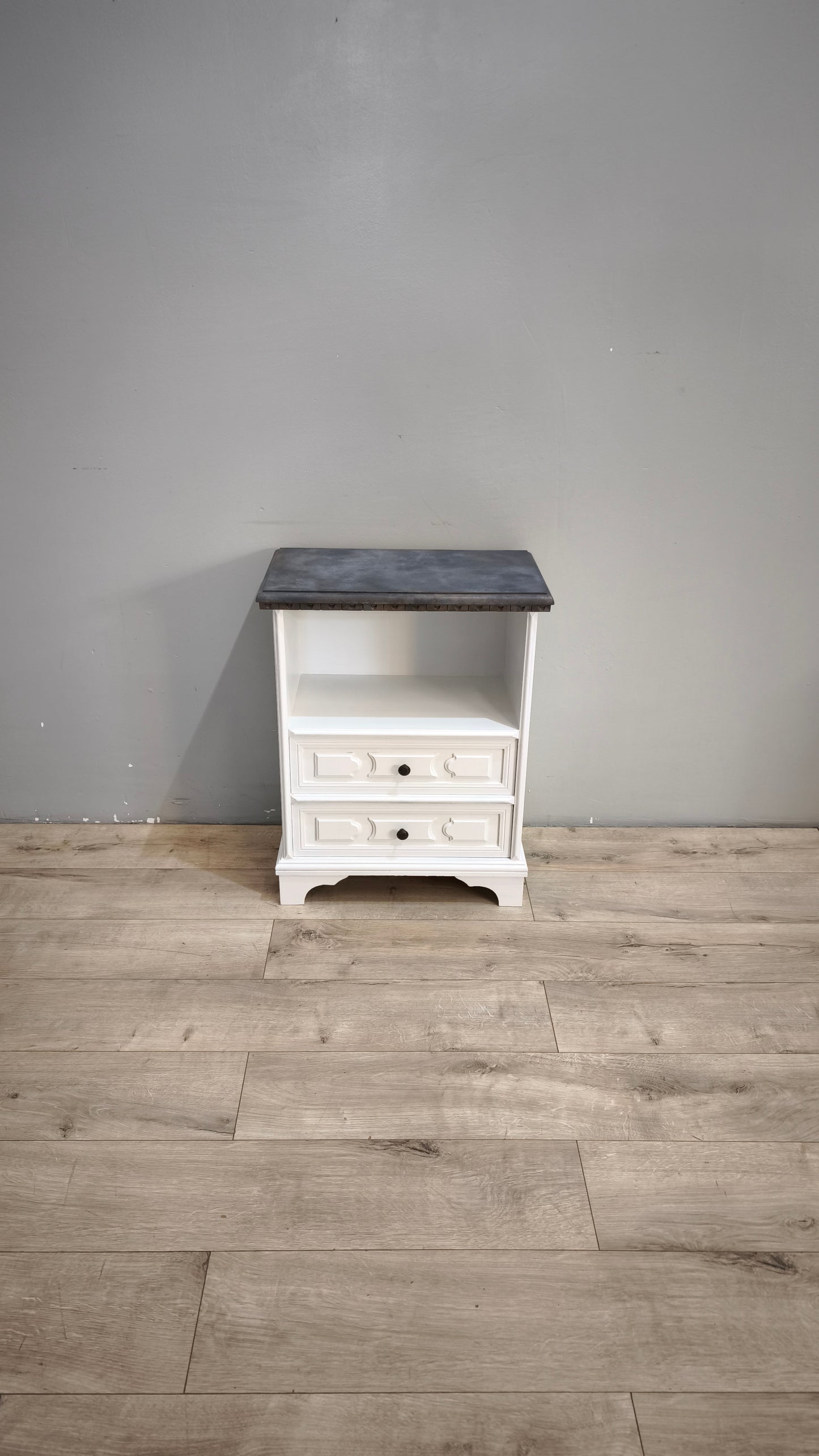 92592 Comodino in legno dipinto bianco con piano grigio
